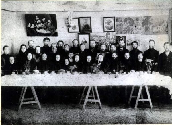 Изображение выглядит как одежда, человек, похороны, группа

Автоматически созданное описание